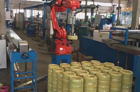 爾必地機械手為電線生產(chǎn)廠家代替人工作業(yè)，電線搬運視頻演示