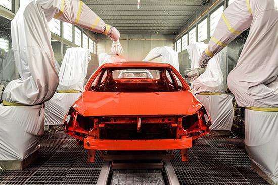 噴涂機(jī)器人進(jìn)行汽車(chē)噴漆